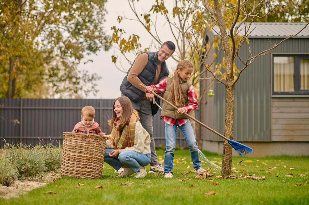 Moderne familietuin met speelgazon, ingegraven trampoline, pergola en stijlvolle loungehoek voor kinderen en volwassenen.